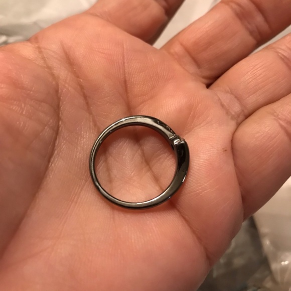 ELEGANT BLACK ZIRCON STONE RING SIZE 9 - Picture 6 of 8